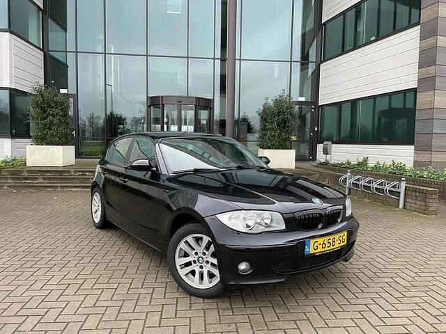 Zwart Gebruikt 2005 BMW 120 Hatchback | € 3.999 (Eerlijke prijs) - Afbeelding 1/4
