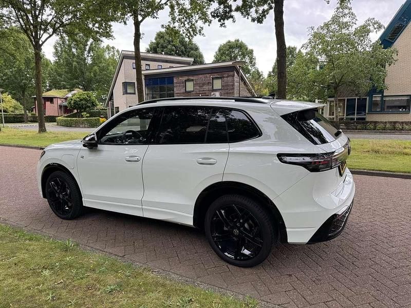 Wit Gebruikt 2025 VW Tiguan R-line SUV | € 57.950 (Iets duurder) - Afbeelding 1/4