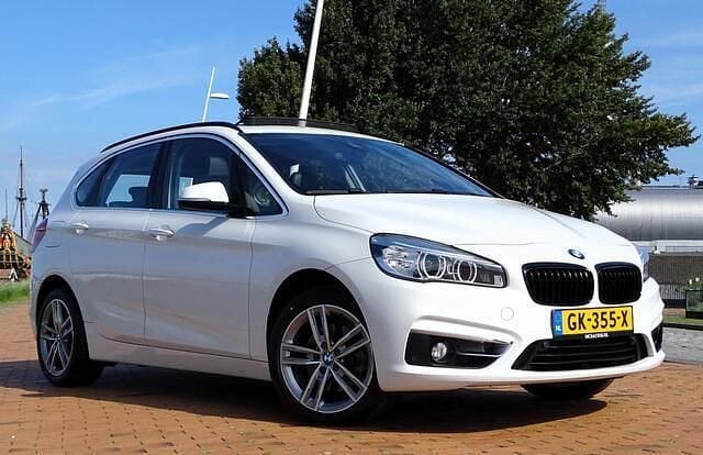 Wit Gebruikt 2015 BMW 218 Luxury Line Stationwagen | € 14.999 (Iets duurder) - Afbeelding 1/4
