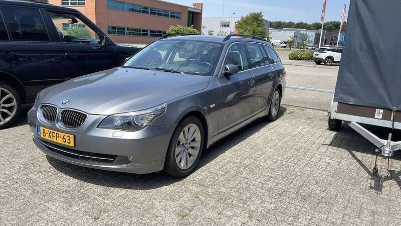 Grijs Gebruikt 2008 BMW 520 Stationwagen | € 5.000 (Eerlijke prijs) - Afbeelding 1/4