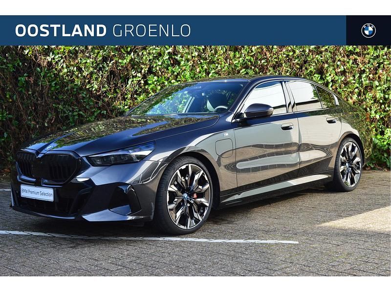 Grijs Gebruikt 2024 BMW 530e Comfort Edition Sedan | € 69.950 - Afbeelding 1/4