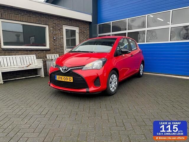 Rood Occasion 2016 Toyota Yaris Trend Hatchback | € 6.999 (Super prijs) - Afbeelding 1/4
