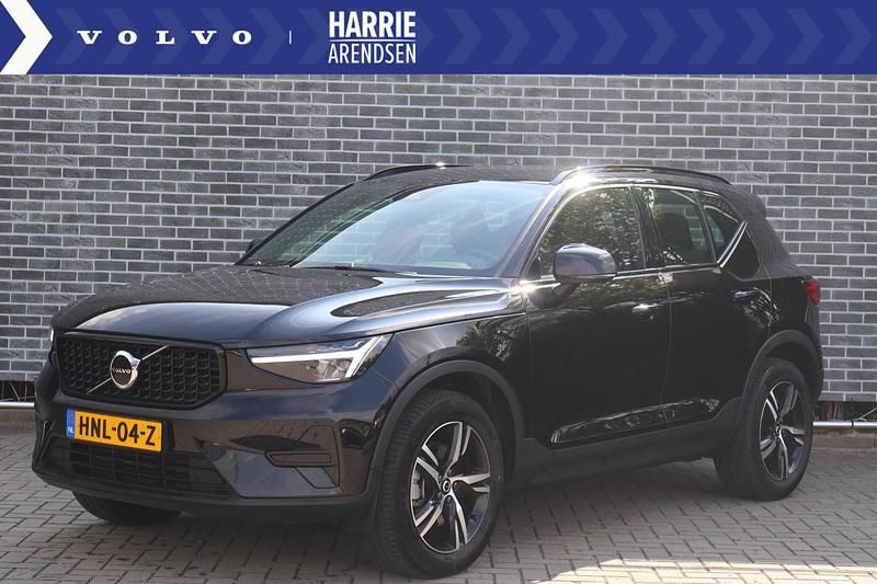 Zwart Gebruikt 2025 Volvo XC40 Plus SUV | € 45.694 (Eerlijke prijs) - Afbeelding 1/4