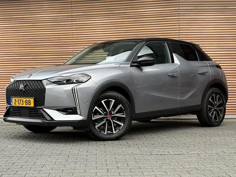 Grijs (metallic) Occasion 2024 DS Automobiles DS3 Performance SUV | € 22.795 (Goede deal) - Afbeelding 1/4