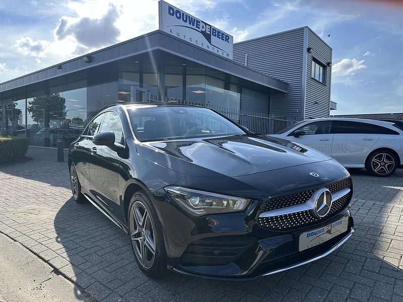 Zwart Gebruikt 2023 Mercedes CLA250e AMG line Sedan | € 37.950 (Eerlijke prijs) - Afbeelding 1/4