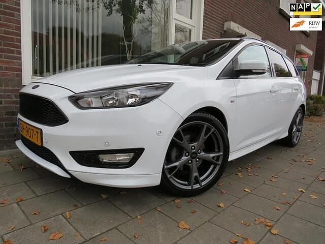 Wit Occasion 2018 Ford Focus ST-Line Stationwagen | € 7.450 (Goede deal) - Afbeelding 1/4
