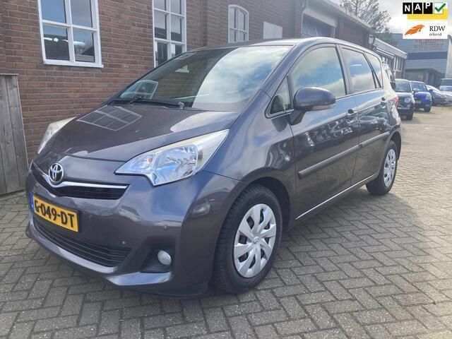 Grijs Gebruikt 2013 Toyota Verso-S Comfort MPV | € 5.949 (Iets duurder) - Afbeelding 1/4