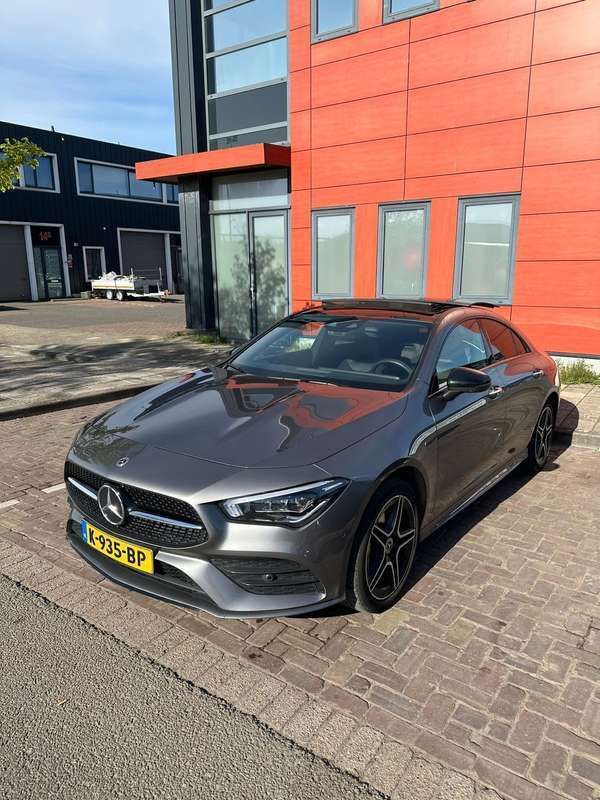 Grijs Gebruikt 2020 Mercedes CLA250 Business Sedan | € 31.000 (Eerlijke prijs) - Afbeelding 1/4