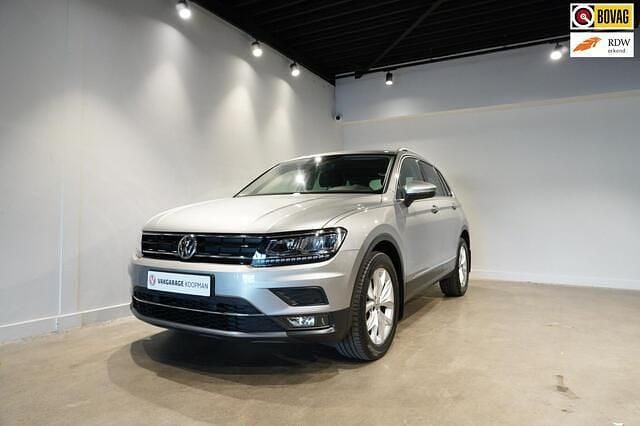 Grijs Occasion 2018 VW Tiguan Highline SUV | € 22.995 (Super prijs) - Afbeelding 1/4