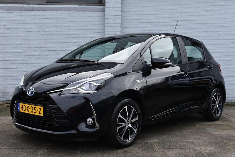 Zwart Occasion 2020 Toyota Yaris Hybrid Limited Hatchback | € 18.499 (Eerlijke prijs) - Afbeelding 1/4