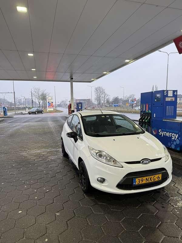 Wit Occasion 2010 Ford Fiesta Titanium Hatchback | € 3.800 (Goede deal) - Afbeelding 1/4
