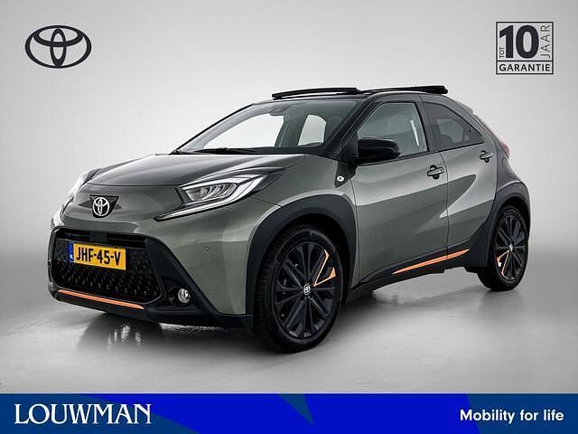 Groen metallic Gebruikt 2022 Toyota Aygo Premium Hatchback | € 22.950 (Iets duurder) - Afbeelding 1/4