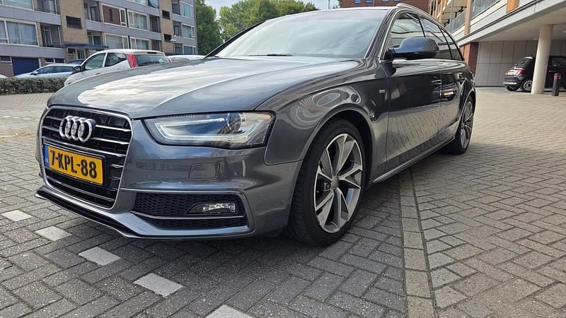 Grijs (metallic) Gebruikt 2013 Audi A4 S-Line Stationwagen | € 15.000 - Afbeelding 1/4