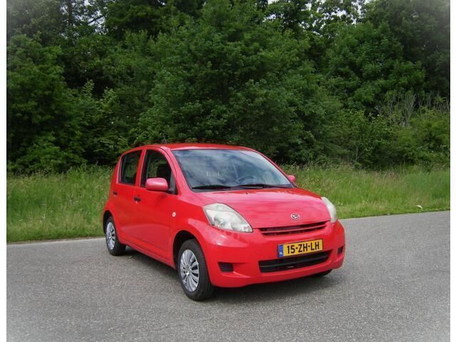 Rood Gebruikt 2008 Daihatsu Sirion Hatchback | € 2.250 (Eerlijke prijs) - Afbeelding 1/4
