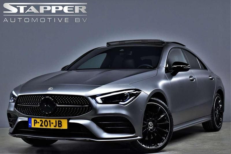 Grijs Occasion 2022 Mercedes CLA250e AMG line Sedan | € 36.495 (Eerlijke prijs) - Afbeelding 1/4