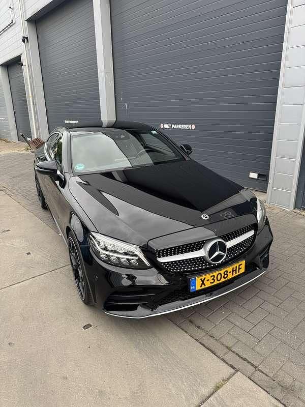 Zwart Gebruikt 2019 Mercedes C180 Premium Plus Coupé | € 29.950 (Iets duurder) - Afbeelding 1/4
