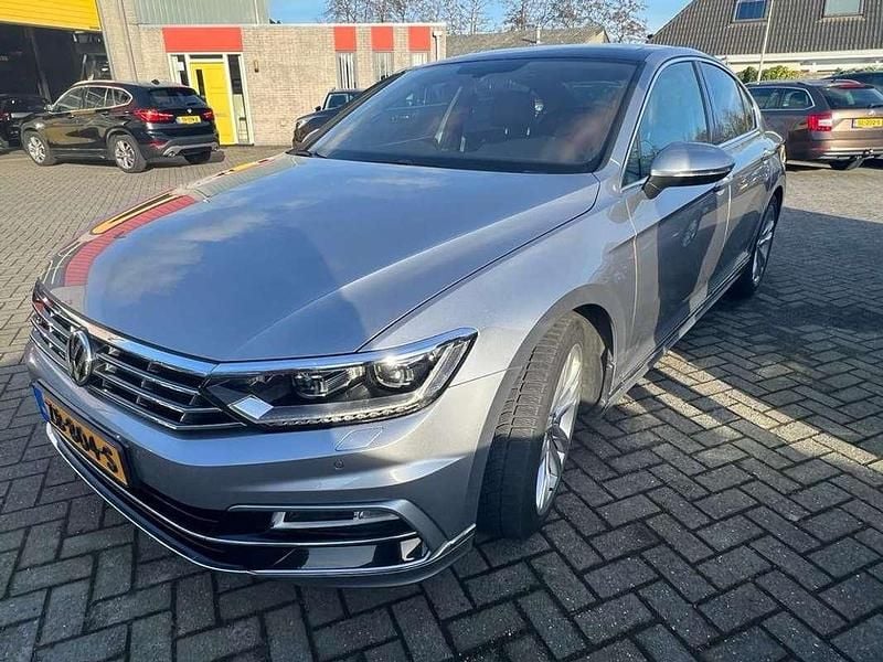 Zilver Gebruikt 2019 VW Passat R Sedan | € 17.500 (Eerlijke prijs) - Afbeelding 1/4