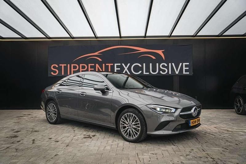 Grijs Gebruikt 2022 Mercedes CLA250e Sedan | € 35.900 (Eerlijke prijs) - Afbeelding 1/4