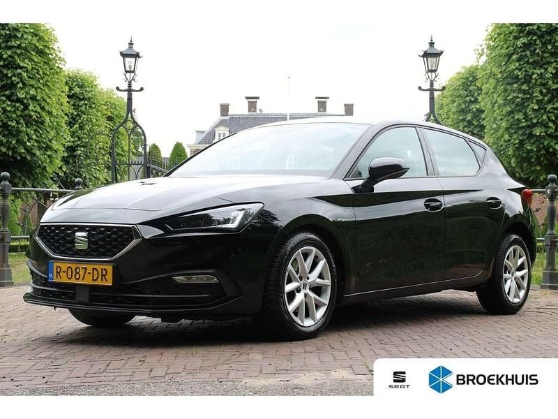 Zwart Gebruikt 2022 Seat Leon Reference Hatchback | € 17.900 (Goede deal) - Afbeelding 1/4