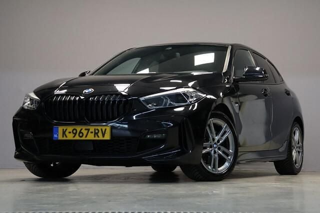 Zwart Gebruikt 2021 BMW 118 Executive Hatchback | € 19.995 (Eerlijke prijs) - Afbeelding 1/4