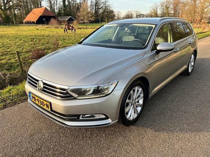 Zilver Occasion 2017 VW Passat Highline Stationwagen | € 14.450 (Goede deal) - Afbeelding 1/4