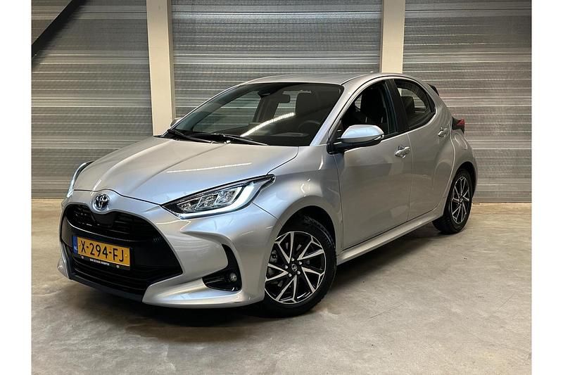 Grijs Occasion 2023 Toyota Yaris Hybrid Hatchback | € 25.350 (Eerlijke prijs) - Afbeelding 1/1