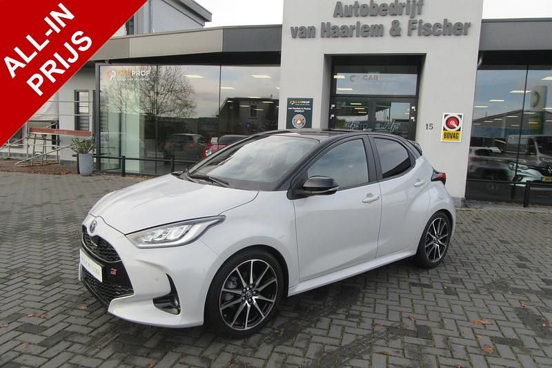 Grijs Gebruikt 2022 Toyota Yaris Hybrid Premium Hatchback | € 24.995 (Duur) - Afbeelding 1/3