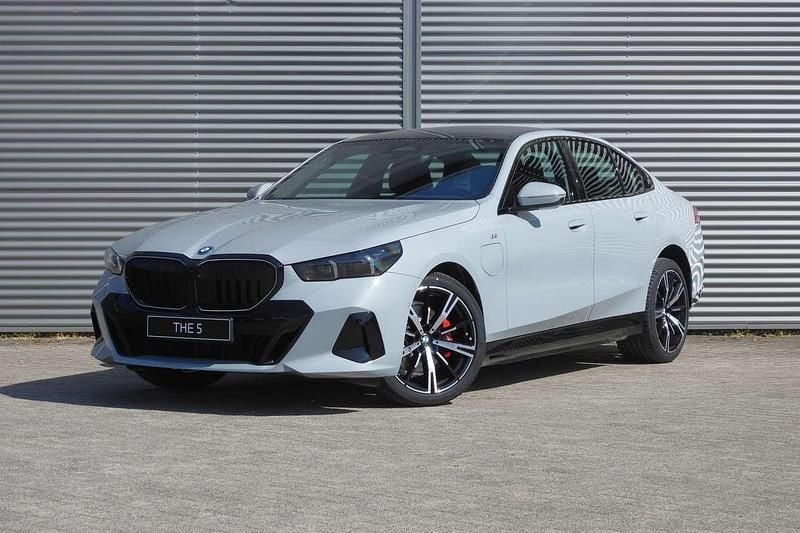 Grijs Nieuw 2025 BMW 530e Comfort Edition Sedan | € 87.882 (Eerlijke prijs) - Afbeelding 1/4