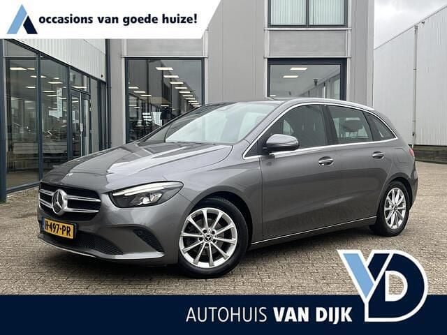 Grijs Gebruikt 2020 Mercedes B180 Edition MPV | € 22.945 (Eerlijke prijs) - Afbeelding 1/4