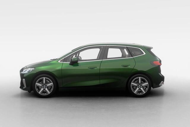 Nieuw BMW 218 Luxury Line 136 PK (100 kW) 2025 Sanremo grun metallic (groen metallic) Stationwagen