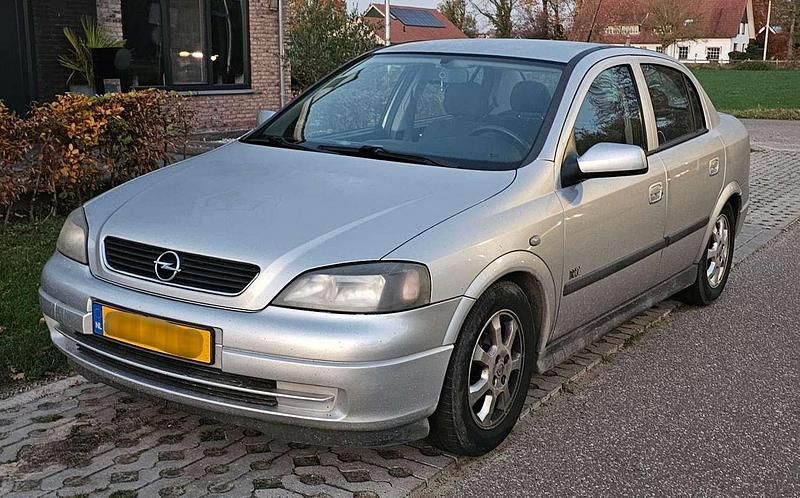 Grijs Gebruikt 2003 Opel Astra Njoy Sedan | € 1.995 (Eerlijke prijs) - Afbeelding 1/4