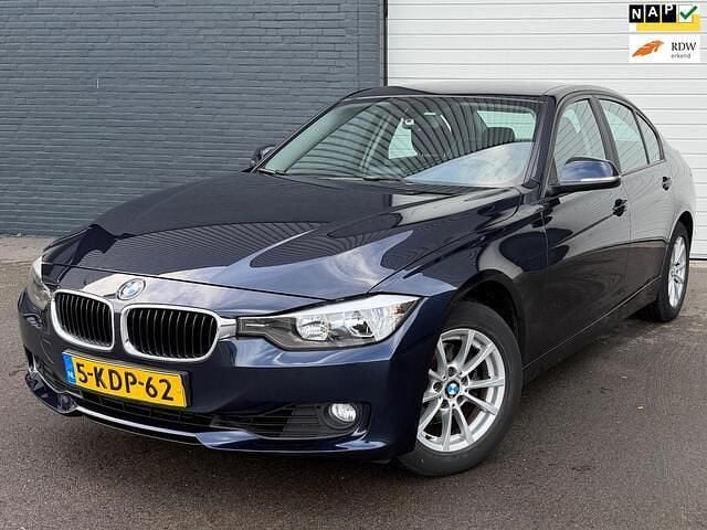 Blauw (metallic) Occasion 2013 BMW 320 Executive Sedan | € 10.400 (Goede deal) - Afbeelding 1/4