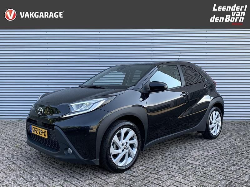Zwart Occasion 2022 Toyota Aygo X Play SUV | € 16.495 (Super prijs) - Afbeelding 1/4