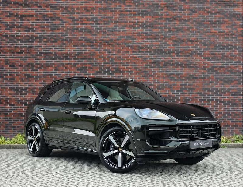 Groen, metallic lak Gebruikt 2024 Porsche Cayenne SUV | € 133.950 - Afbeelding 1/4
