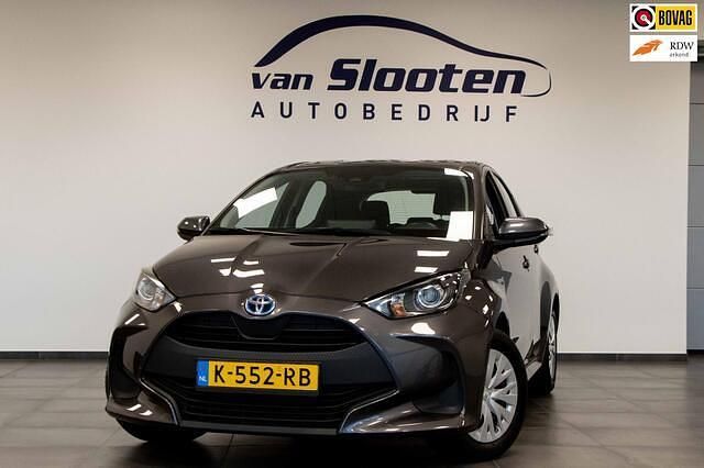 Grijs Gebruikt 2021 Toyota Yaris Active Hatchback | € 18.450 (Eerlijke prijs) - Afbeelding 1/4