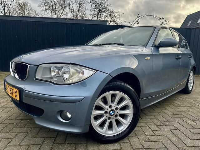 Grijs Occasion 2005 BMW 118 Hatchback | € 2.790 (Eerlijke prijs) - Afbeelding 1/4