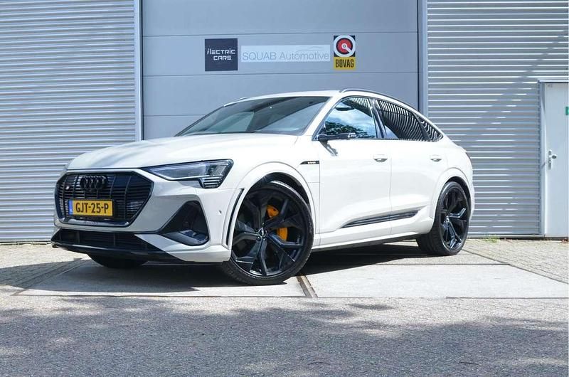 Beige, metallic lak Gebruikt 2021 Audi e-tron Sportback Design SUV | € 48.999 (Iets duurder) - Afbeelding 1/4