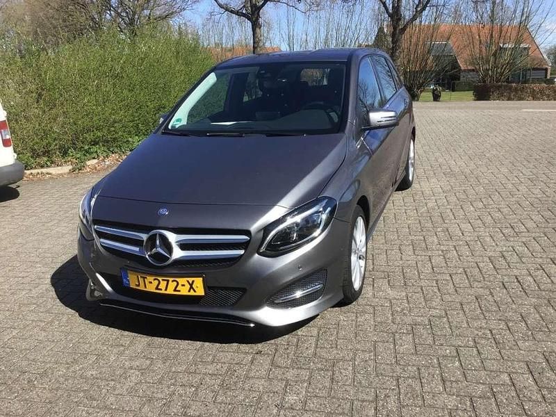 Grijs Gebruikt 2015 Mercedes 200 Prestige MPV | € 15.950 (Duur) - Afbeelding 1/4