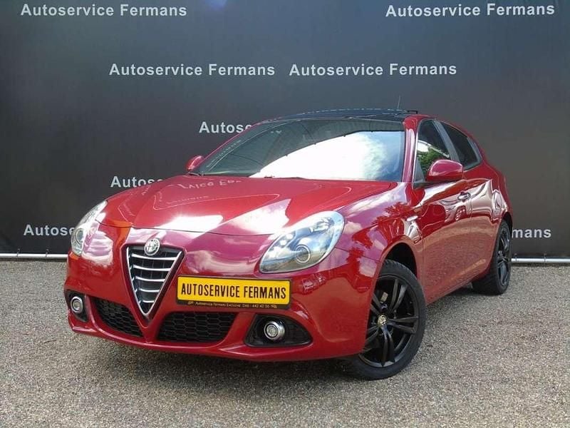 Rood Gebruikt 2015 Alfa Romeo Giulietta Hatchback | € 14.899 (Iets duurder) - Afbeelding 1/4