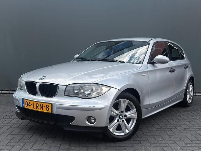 Grijs Gebruikt 2006 BMW 116 Hatchback | € 1.899 (Eerlijke prijs) - Afbeelding 1/3