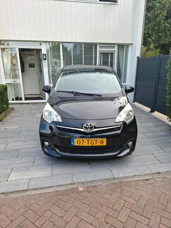 Zwart Gebruikt 2012 Toyota Verso-S MPV | € 5.950 (Eerlijke prijs) - Afbeelding 1/4