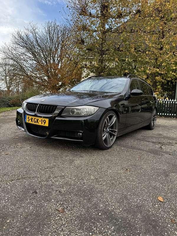 Zwart Gebruikt 2007 BMW 330 Executive Stationwagen | € 7.500 (Eerlijke prijs) - Afbeelding 1/4