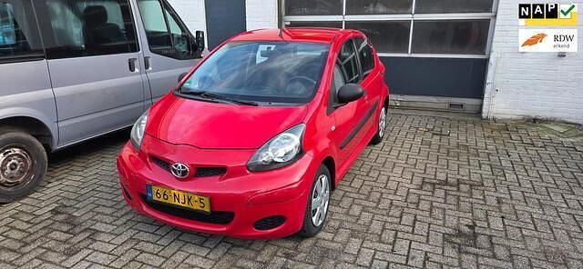 Rood Occasion 2010 Toyota Aygo Hatchback | € 2.395 (Eerlijke prijs) - Afbeelding 1/4