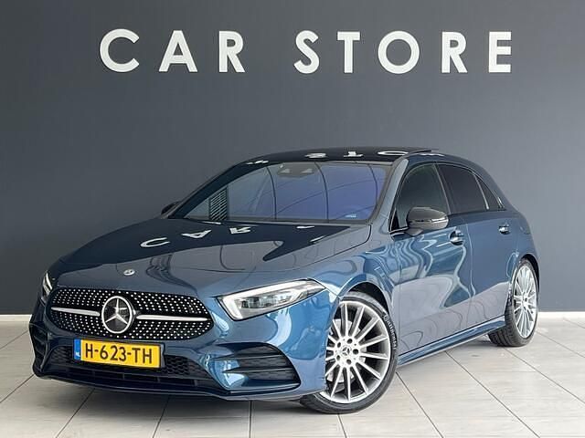 Blauw, metallic lak Gebruikt 2019 Mercedes A220 AMG Line Premium Plus Hatchback | € 24.845 (Super prijs) - Afbeelding 1/4