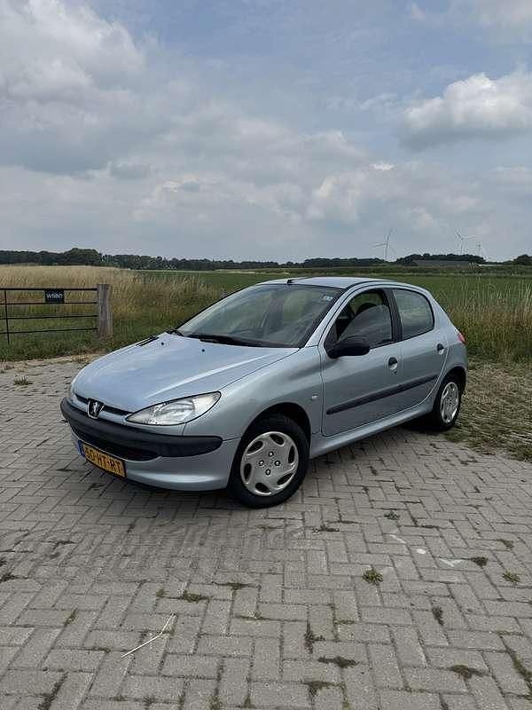 Grijs Gebruikt 2001 Peugeot 206 Hatchback | € 1.295 (Eerlijke prijs) - Afbeelding 1/4