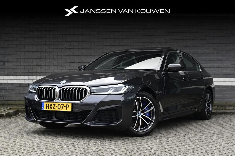 Grijs Gebruikt 2022 BMW 545e Sedan | € 48.895 (Eerlijke prijs) - Afbeelding 1/3