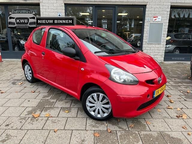 Rood Gebruikt 2005 Toyota Aygo Hatchback | € 1.950 (Eerlijke prijs) - Afbeelding 1/4