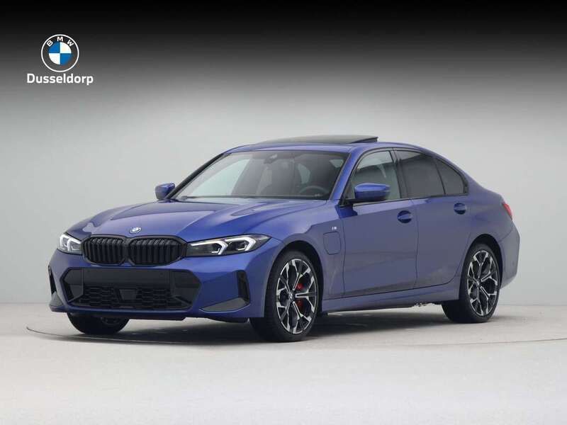 Blauw Nieuw 2025 BMW 330e Sedan | € 72.174 (Duur) - Afbeelding 1/4