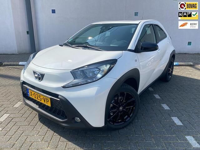 Wit Gebruikt 2022 Toyota Aygo X Play SUV | € 16.100 - Afbeelding 1/4