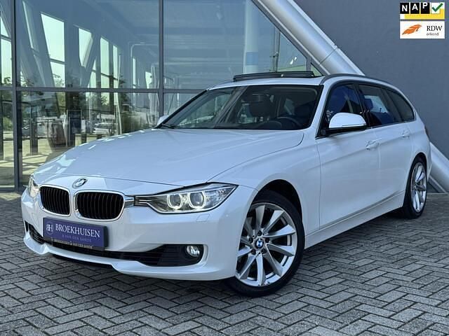 Wit, metallic lak Gebruikt 2013 BMW 320 Executive Stationwagen | € 12.950 (Iets duurder) - Afbeelding 1/4